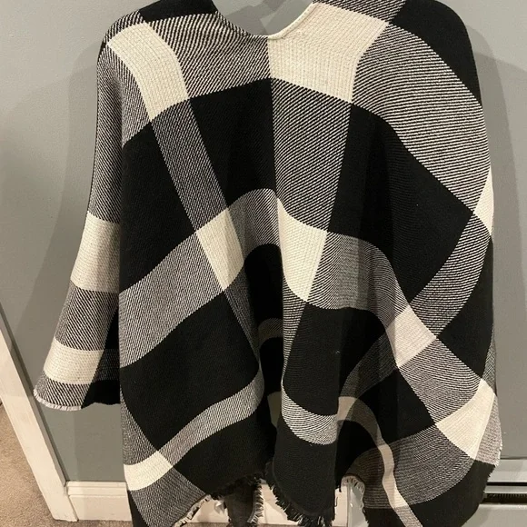 Reversible NWT Banana Republic - one size Poncho 🖤🤍